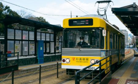 Danach geht es mit der Straßenbahn zur Burg Kumamoto! (10 Minuten Fahrtzeit)