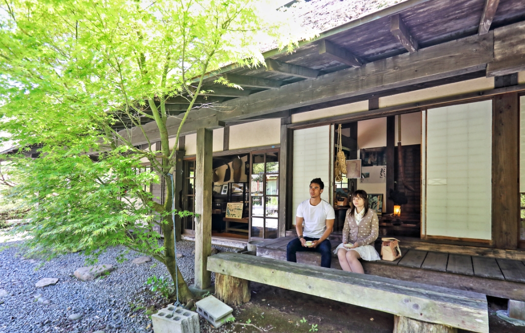 บ้านญี่ปุ่นแบบหลังคาหญ้าฟางโอบล้อมด้วยสีเขียวของต้นไม้ เปิดเป็นหอสมุดที่เกี่ยวกับนัตสึเมะ โซเซกิ