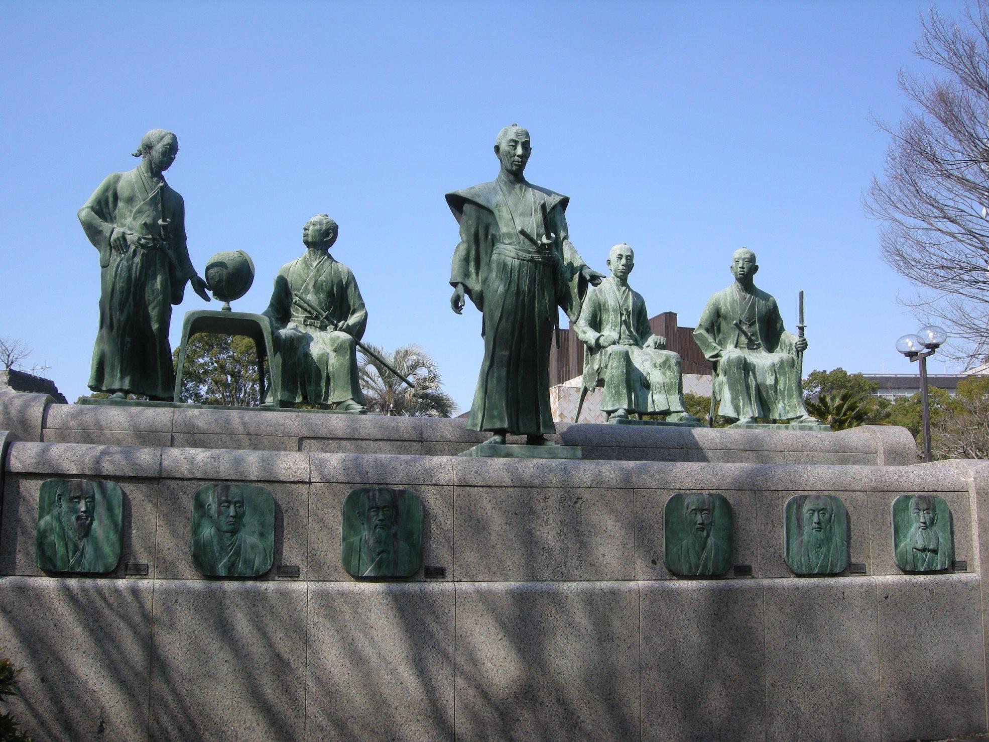 โชนัน โยโกอิ กับหมู่รูปปั้นผู้นำเมจิ