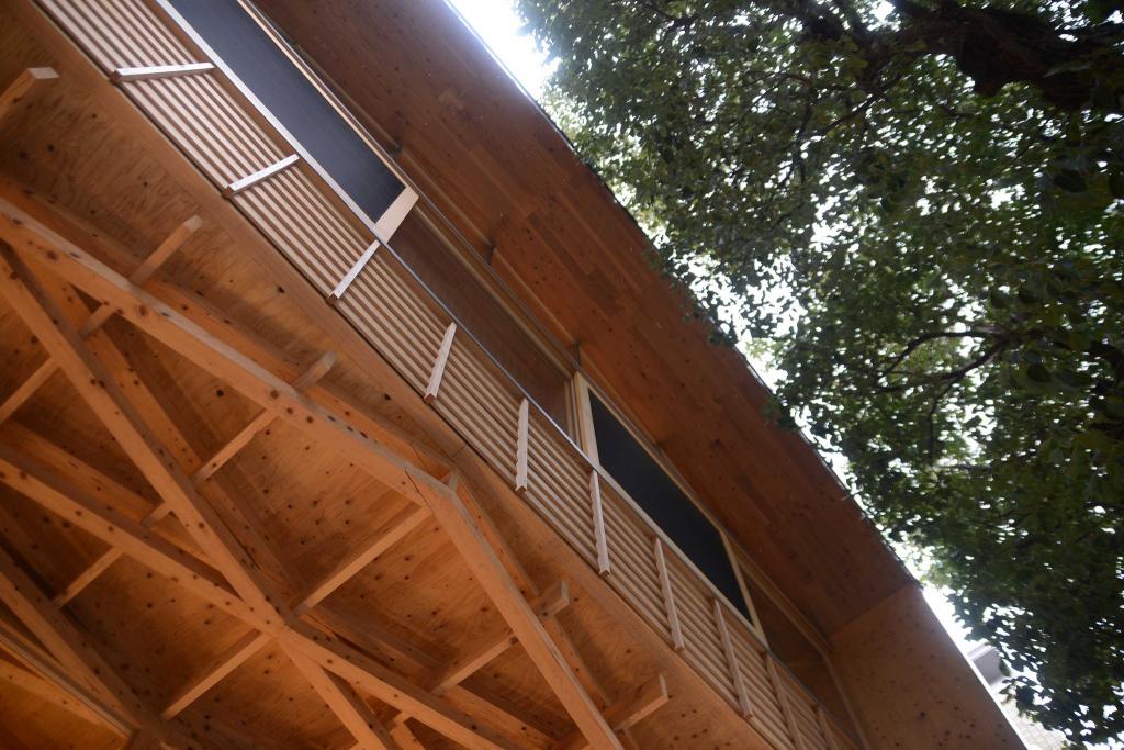 アーチ状の屋根。どこまでも木の温もりに包まれています