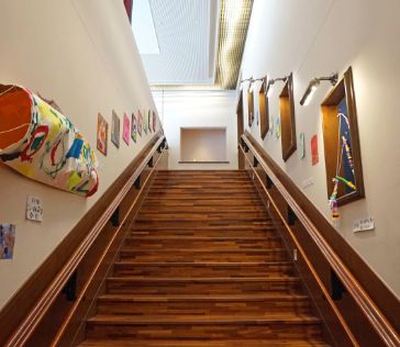 照片：楼梯的空间也变身成画廊