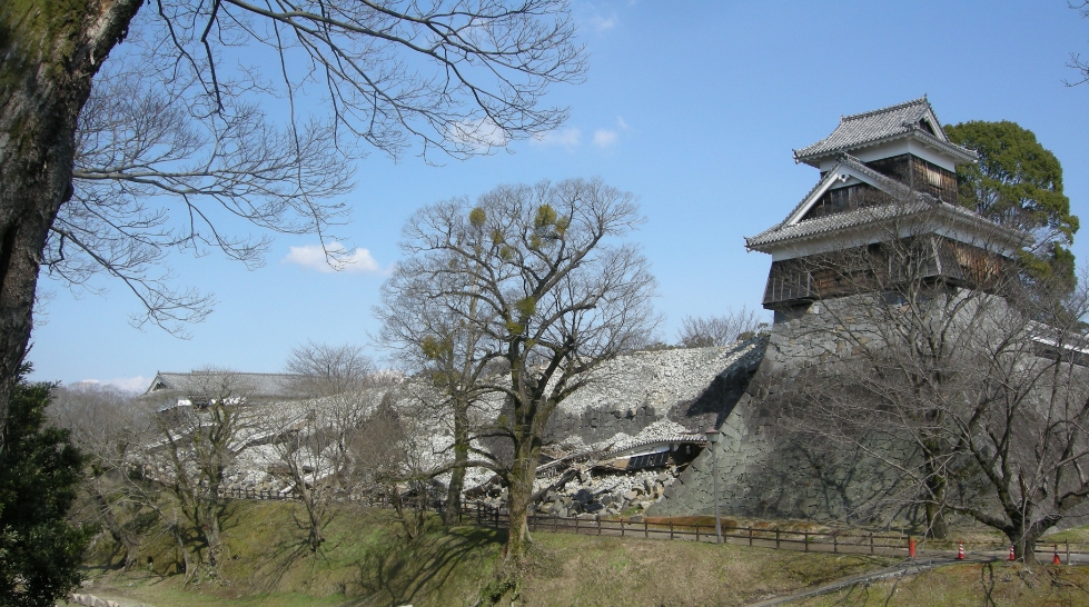 照片: 未申櫓、元太鼓櫓（從城彩苑延伸至二之丸廣場的歩道望去）
