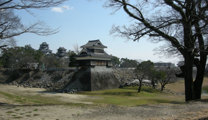 照片: 西大手門、戌亥櫓（從二之丸廣場望去）