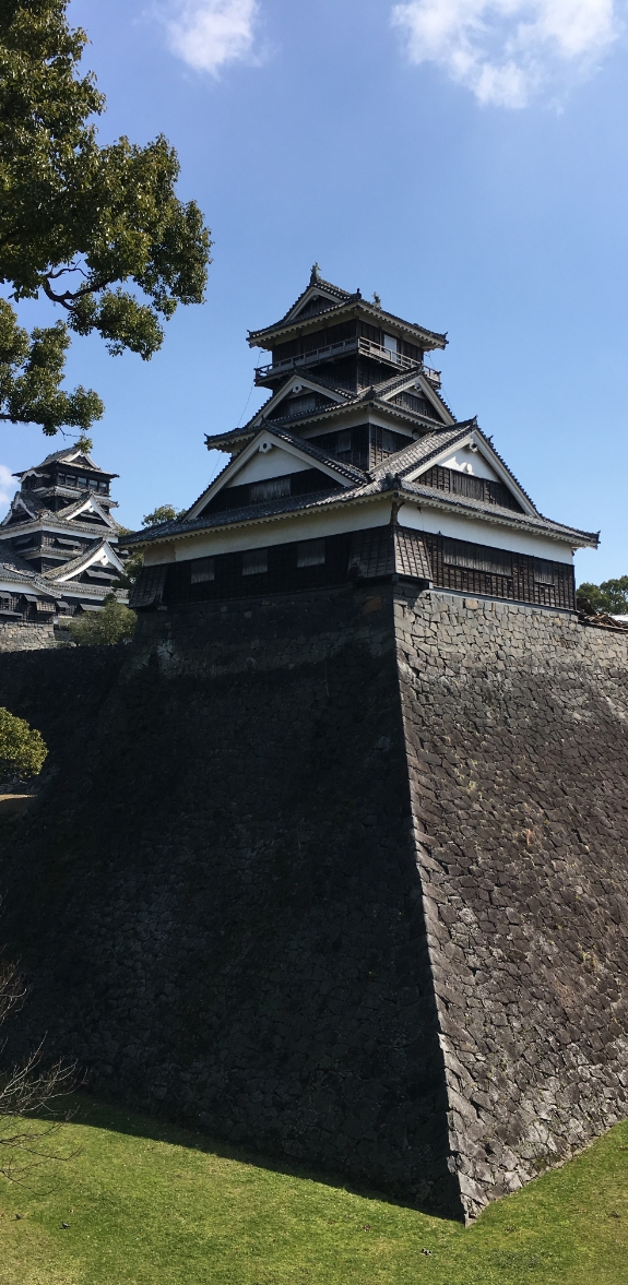 照片: 眺望宇土櫓、天守閣（從加藤神社望去）
