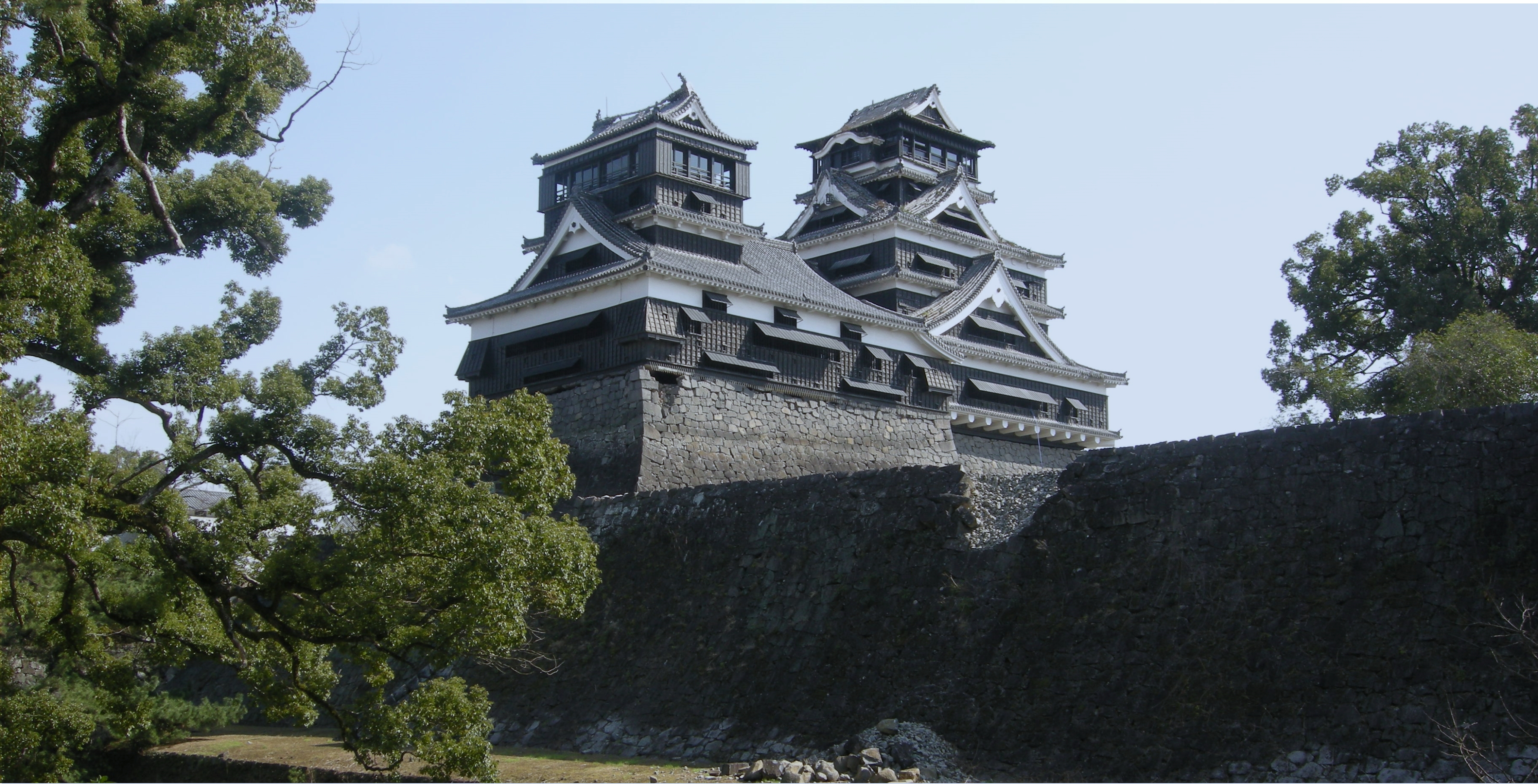 照片: 眺望宇土櫓、天守閣（從加藤神社望去）