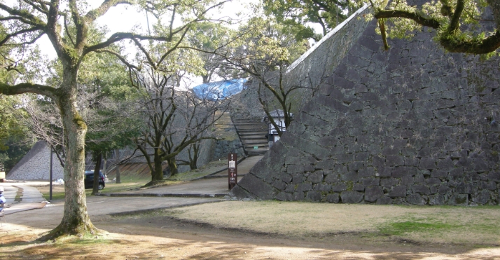 照片: 不開門、東十八間櫓・北十八間櫓（從縣立美術館分館前望去）