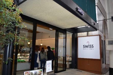 スイス洋菓子店上通店。カフェも併設され、いつも行列ができる人気店