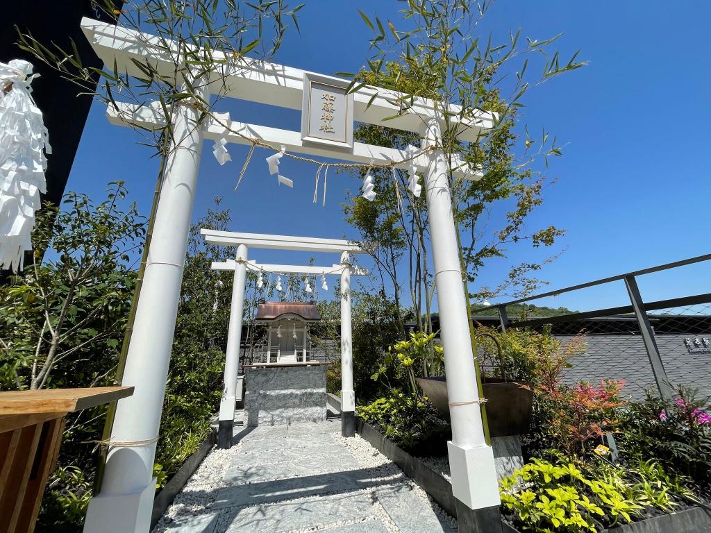 加藤神社の分祠。白い鳥居が印象的！