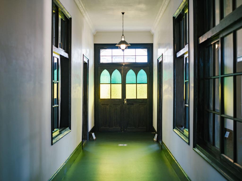 玄関扉の色ガラスは当時のものではないが、この建物を象徴するひとつのアイテム
