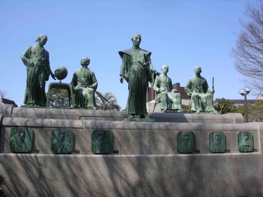 โชนัน โยโกอิ กับหมู่รูปปั้นผู้นำเมจิ