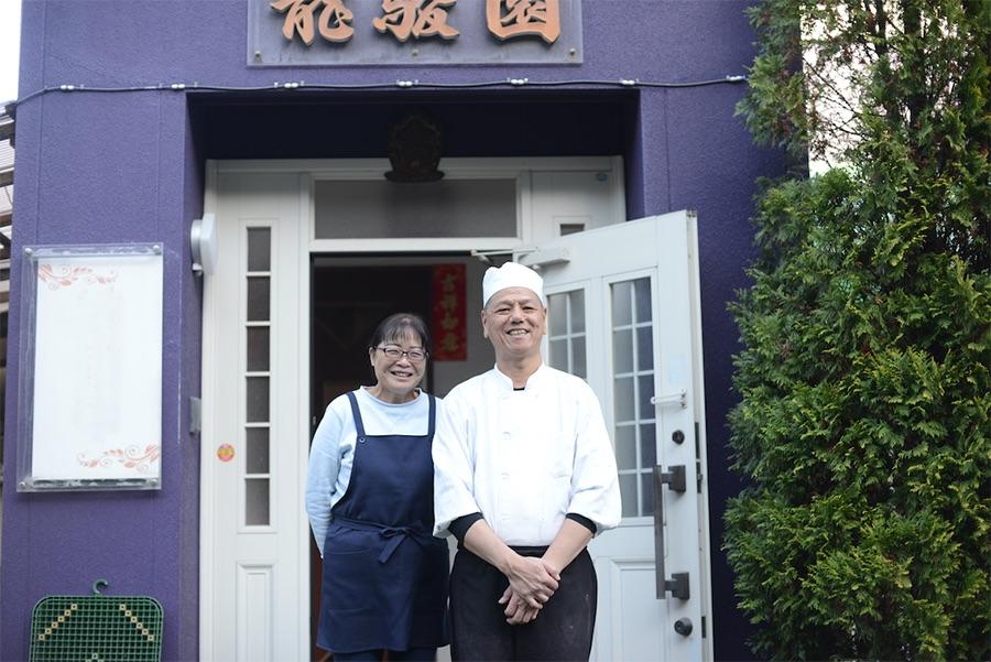 左は奥様の春香さん。一緒に熊本に移住し、二人三脚でお店を切り盛りしています