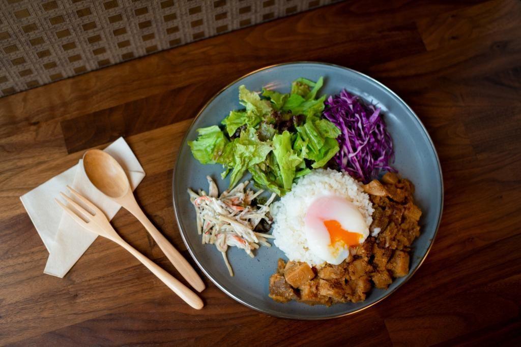 咖啡风格鲁肉饭(沙拉、配菜)