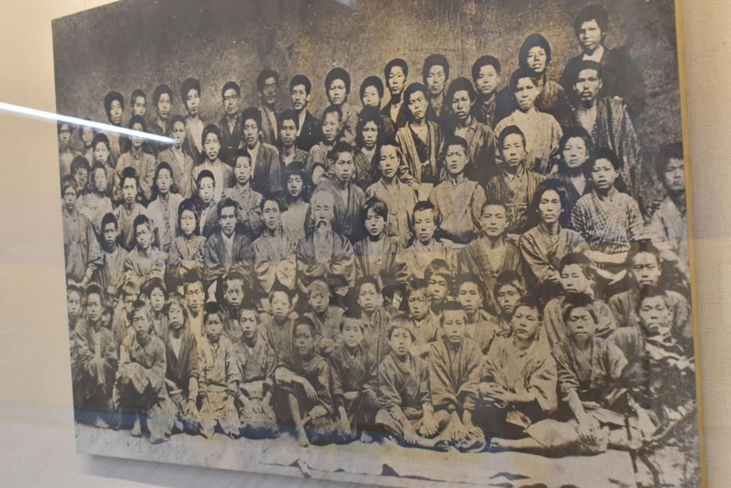 資料館に展示されている大江義塾の塾生たちと撮った写真。最後列の右から8人目が蘇峰