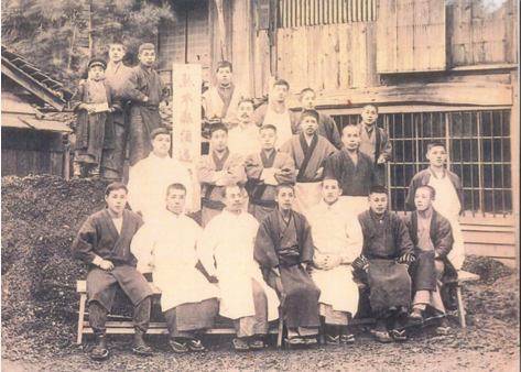 明治42年当時の「熊本県酒造研究所」。前列左から3番目が野白金一先生。その右隣が『瑞鷹』杜氏・吉村和七さん