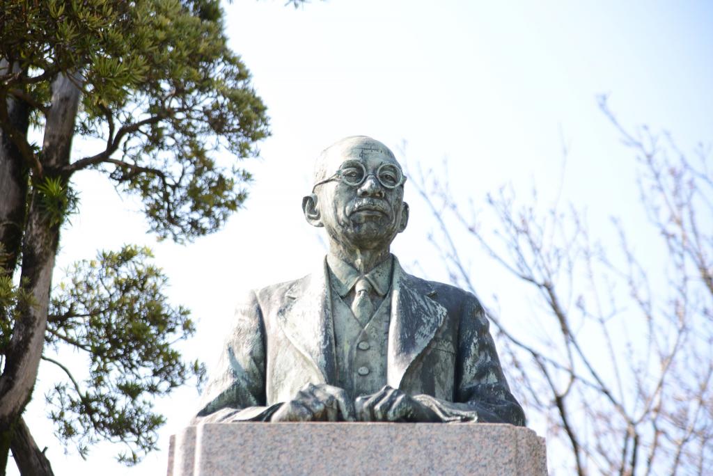 「熊本県酒造研究所」に建てられた“酒の神様”こと野白金一先生の銅像