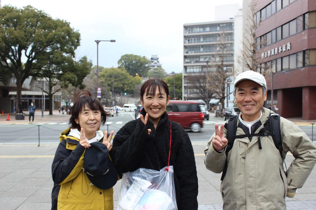 県外に住む両親の応援が力になるという坂田裕紀さん（写真中央）