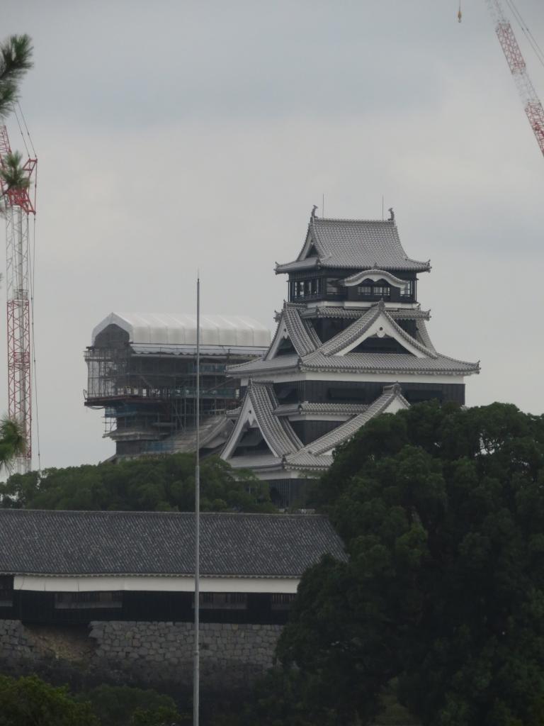 中央にそびえる熊本城の天守閣。まさに熊本城ホールと呼ぶにふさわしい景色です