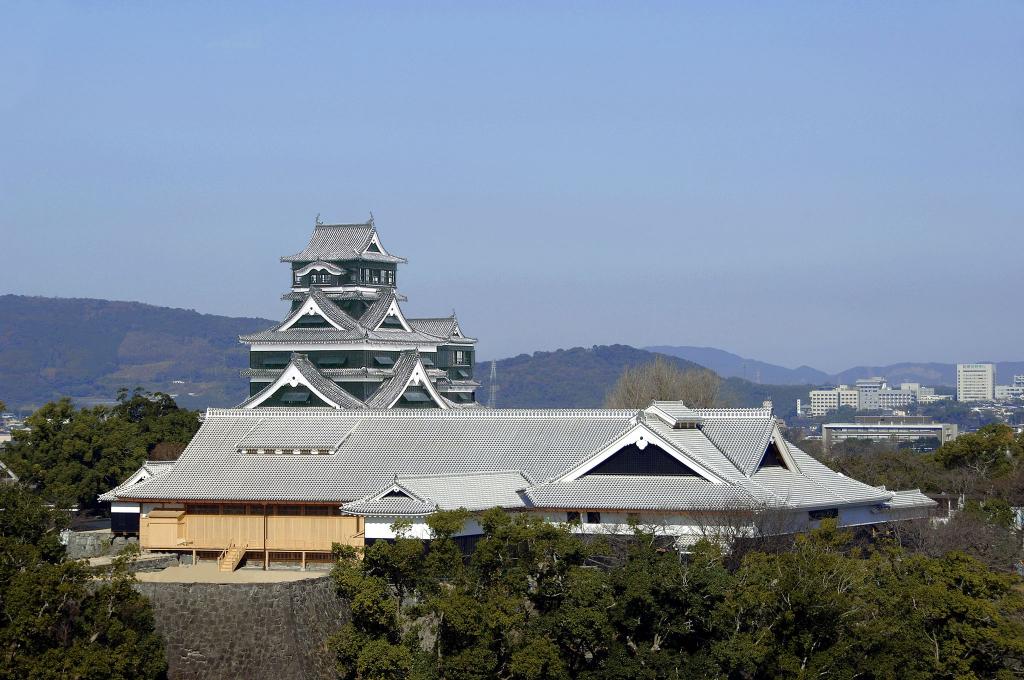 震災前の天守閣と本丸御殿