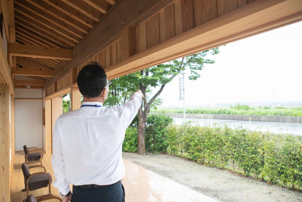 「あそこに見えるのが飯田山で…」と館長さんに説明していただきましたが、厚い雲が邪魔して見えない…