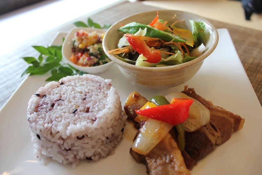 Gewürfeltes Schwein mit Hirse-Reis, Salat und mariniertem Quinoa