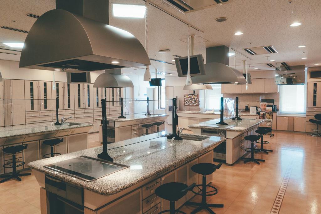 なんと！ キッチンが併設された「コワーキングカフェ」。このスペースでも仕事ができる　※熊本日日新聞社提供