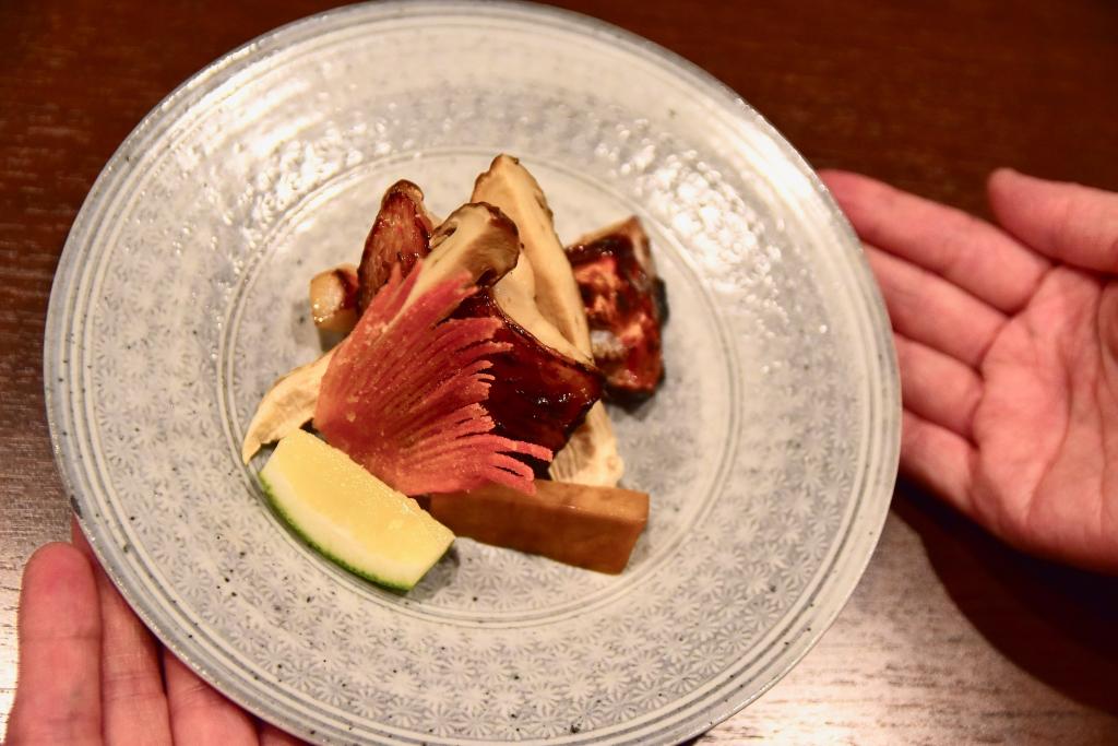 焼き台でじっくり焼いたキンキ。酒肴以外の何者でもない、オトナの食べ物