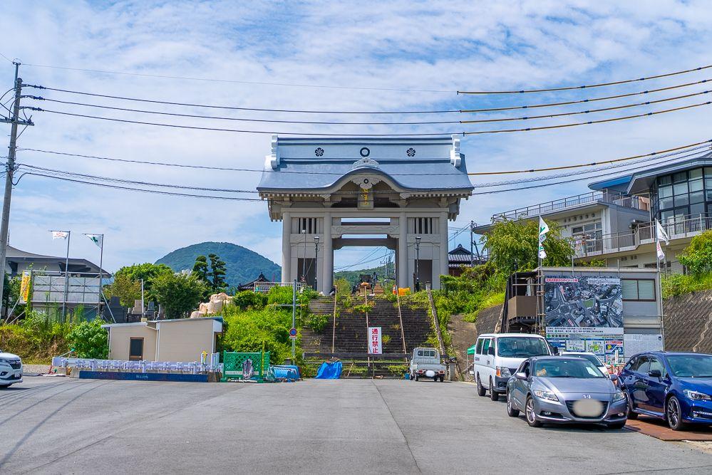 「仁王門」は、熊本地震被害からの再建工事が2022(令和4)年10月31日に完了しました（写真は8月に撮影)