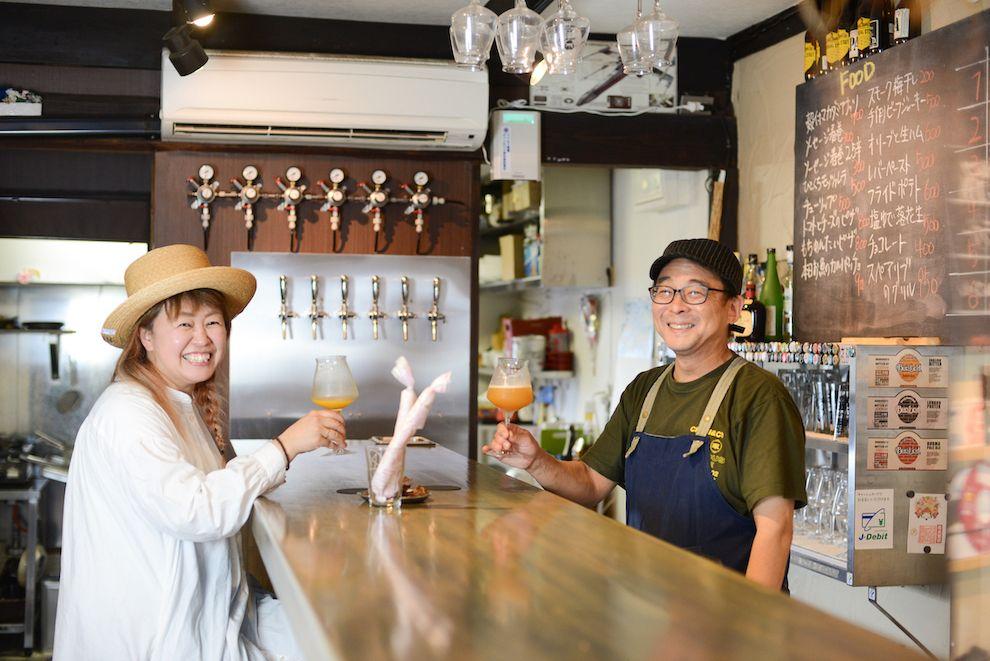 田上さん（左）と今村さん。クラフトビールを手にすると自然と笑みがこぼれるお二人