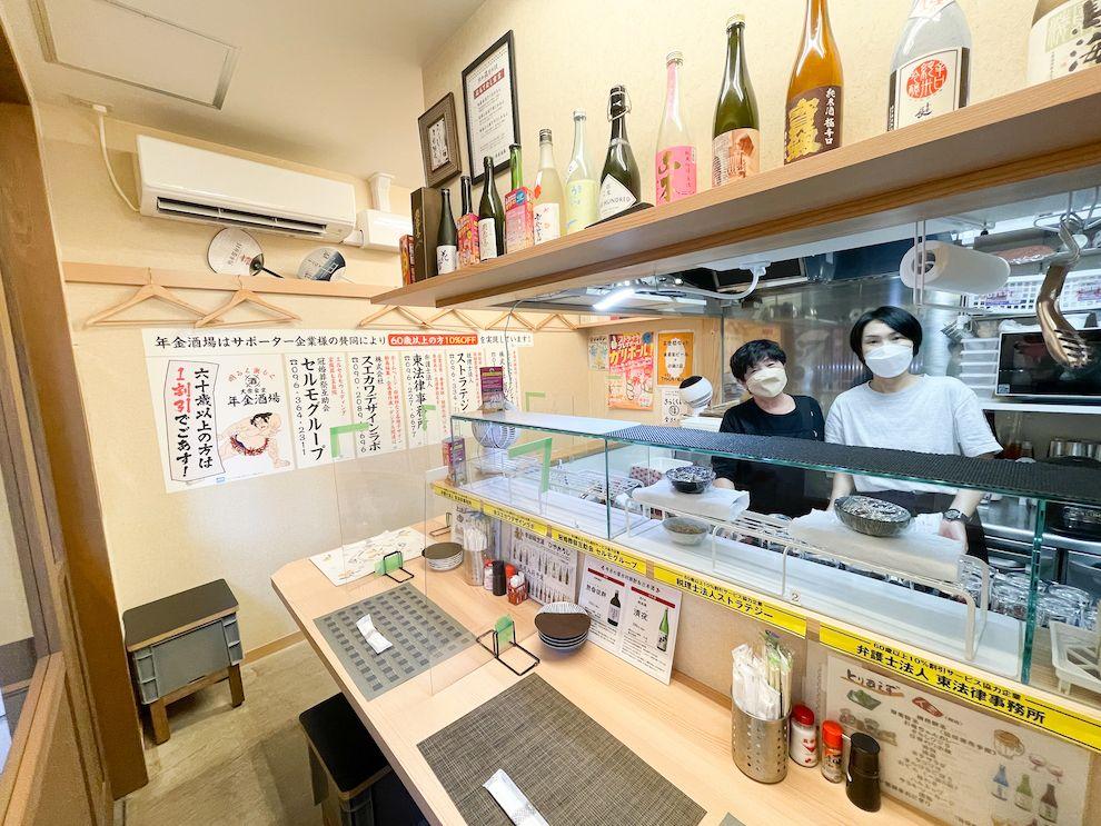 カウンターのみの店内。店先にテーブル席を用意