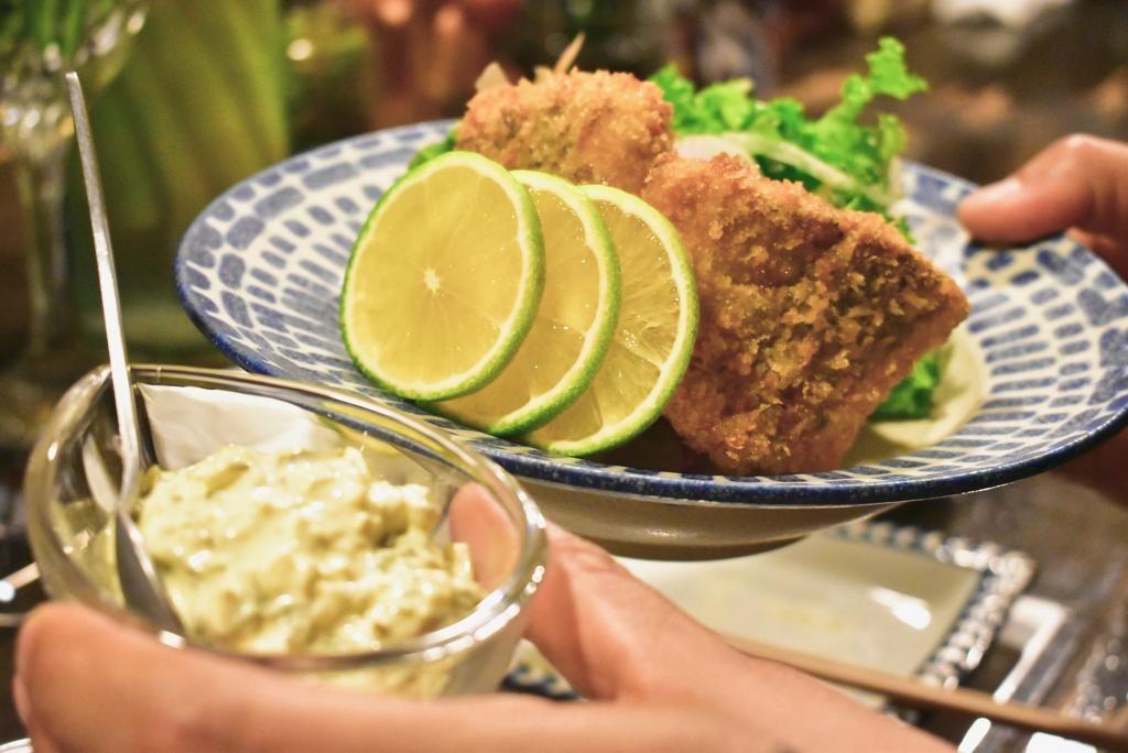 Enjoy the deep-fried horse mackerel with tartar sauce. The plate is lovely, too!