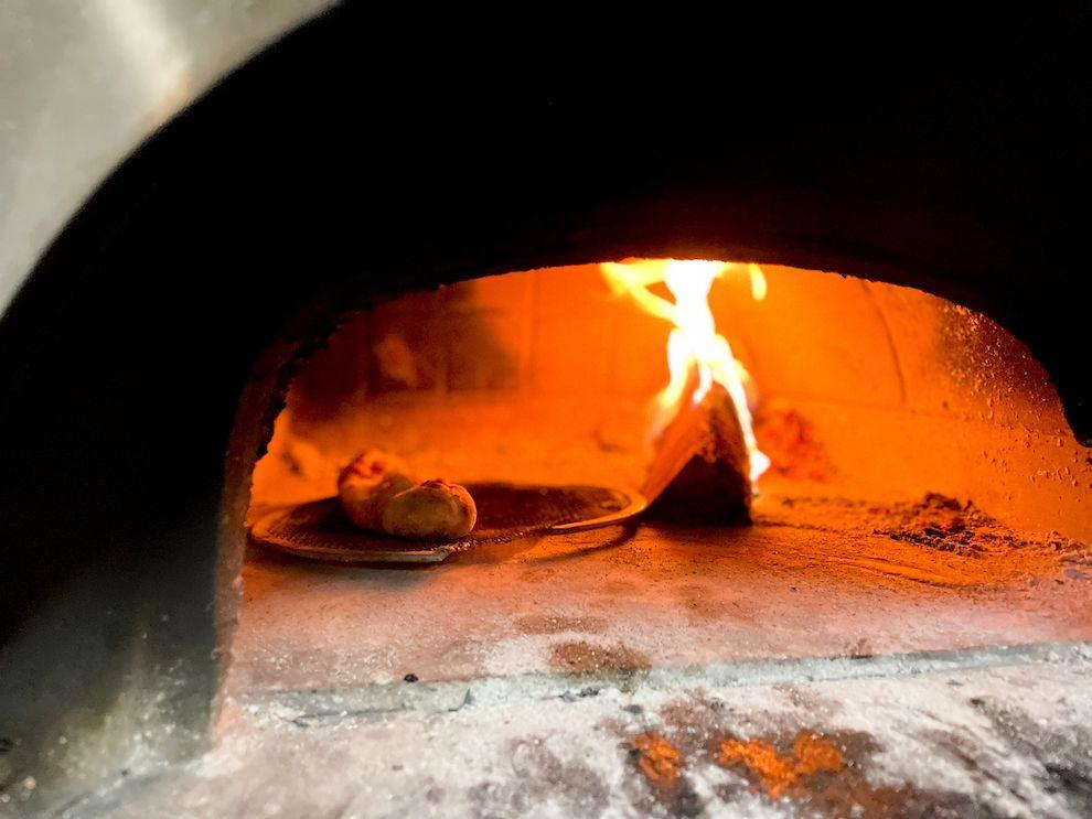 ピザ窯で焼き上げる本格ピッツァ