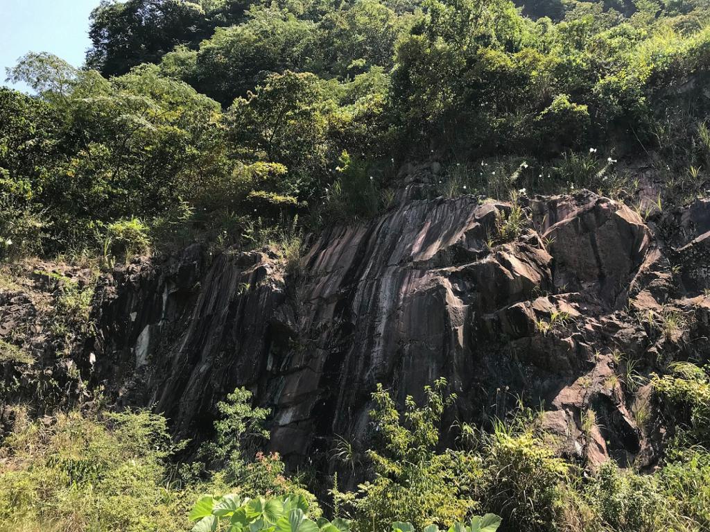 削られたあと？険しい岩肌が当時の面影を残す