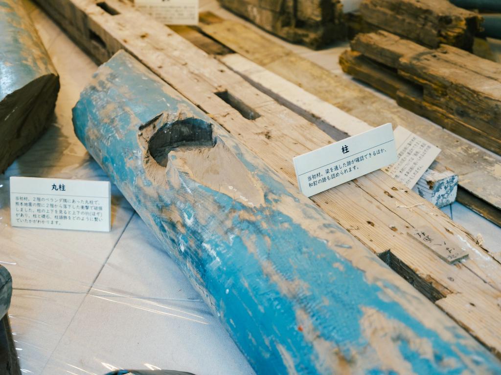 熊本地震後に救出された建築部材の一部は、熊本洋学校ジェーンズ邸内で展示されている。倒壊した部材をもとに調査した結果、明治初期の柱の色が判明したという