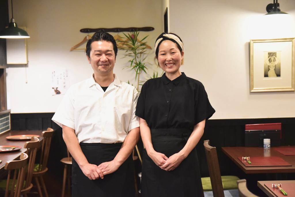 「店の味、個性を追求した料理にこだわりたい」と店主の甲斐良一さん