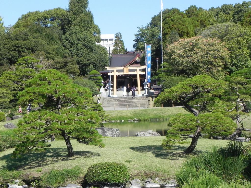 対岸からの神社