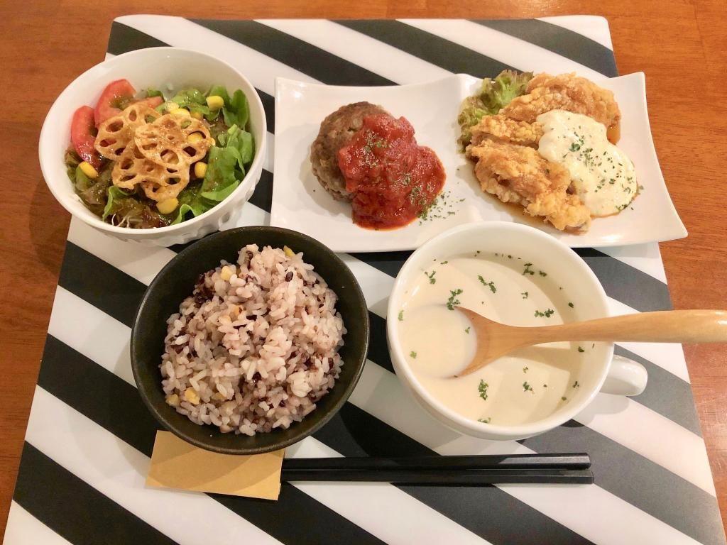 Ein Menü aus 15-Korn-Reis, Süßkartoffel- und Sojamilch-Suppe und japanischem Salat sowie zum Hauptgang handgeformte Frikadellen und Hühnchen nach Nanban-Art mit Spezial-Tartar