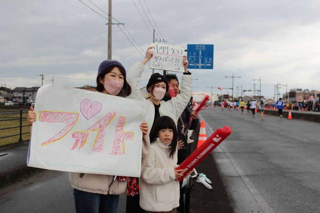 担任の先生の応援に来た（写真左から）芹川涼子さん、松崎美和さん、松崎莉子ちゃん