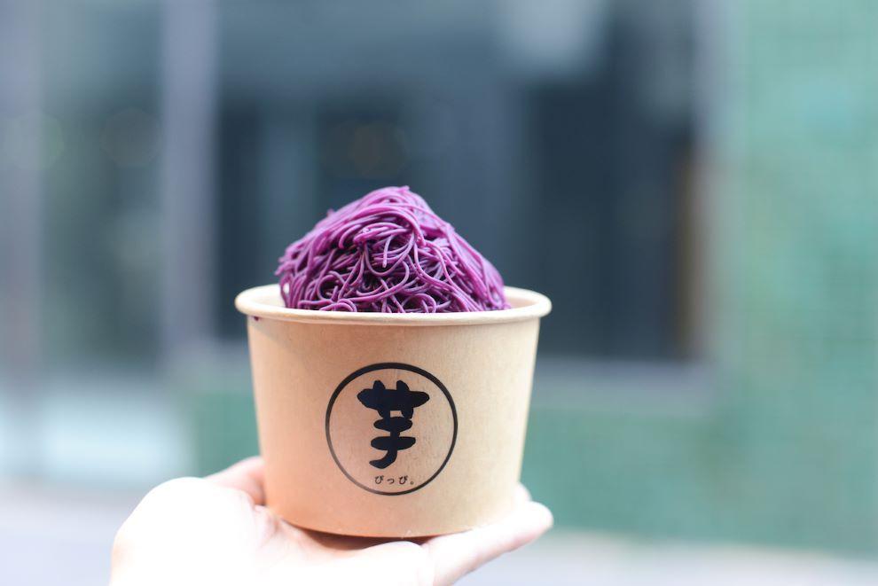 「1mm絹糸の紫芋とアイス」は、1mmの極細紫芋ペーストをお客さんの目の前で絞るSNSでも人気のスイーツ