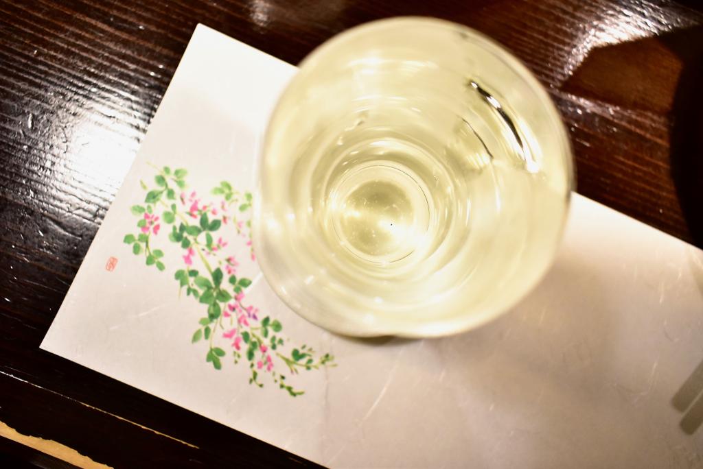 北から南まで日本酒のラインナップも豊富。グラス500円〜とこれまたお手頃