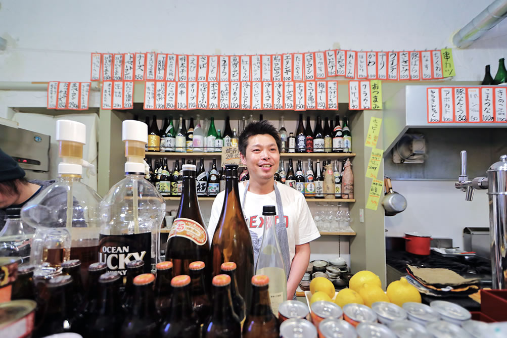 立ち呑みタマヤ：カウンターと店主