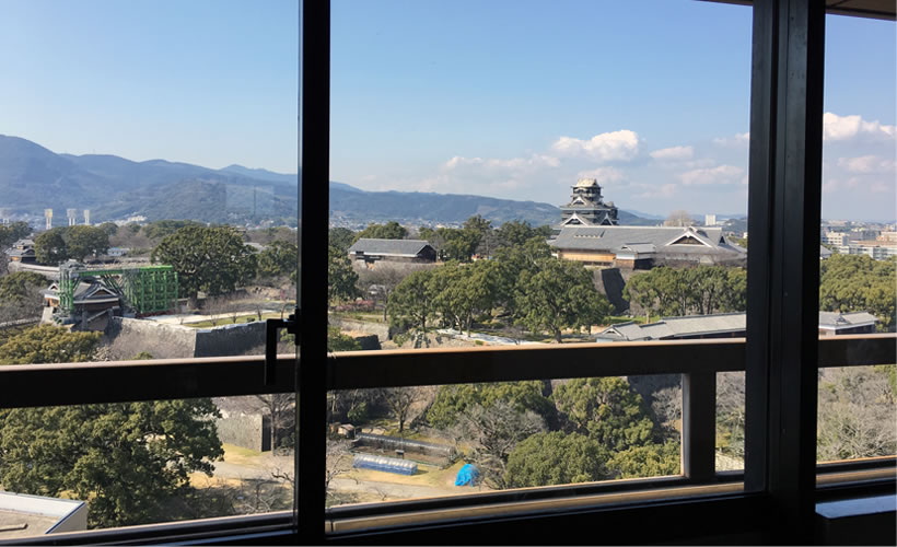熊本城の全容を眺める写真